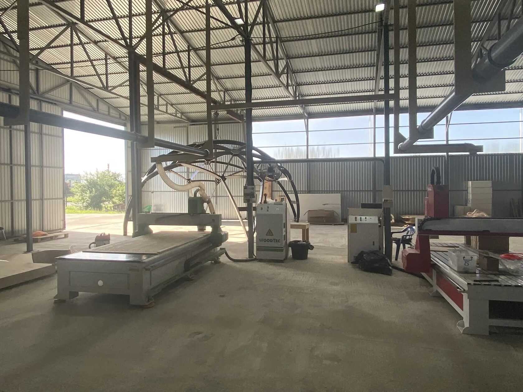 Фрезерный ЧПУ-станок WoodTec в производственном цеху