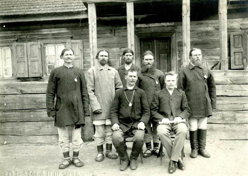 CZ-W-S-10-0007 -  Валасны старшыня, Грыцкевіч Павел Дарафеевіч, і валасны пісар у ніжнім шэрагу, 1910 г.