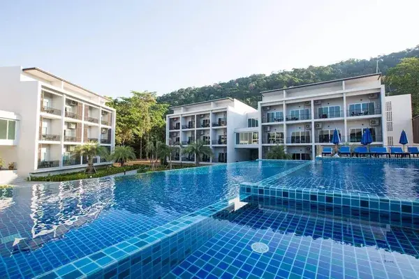 Бассейн отеля Koh Chang Paradise Hill среди корпусов, шезлонги и зонтики у бирюзовой воды
