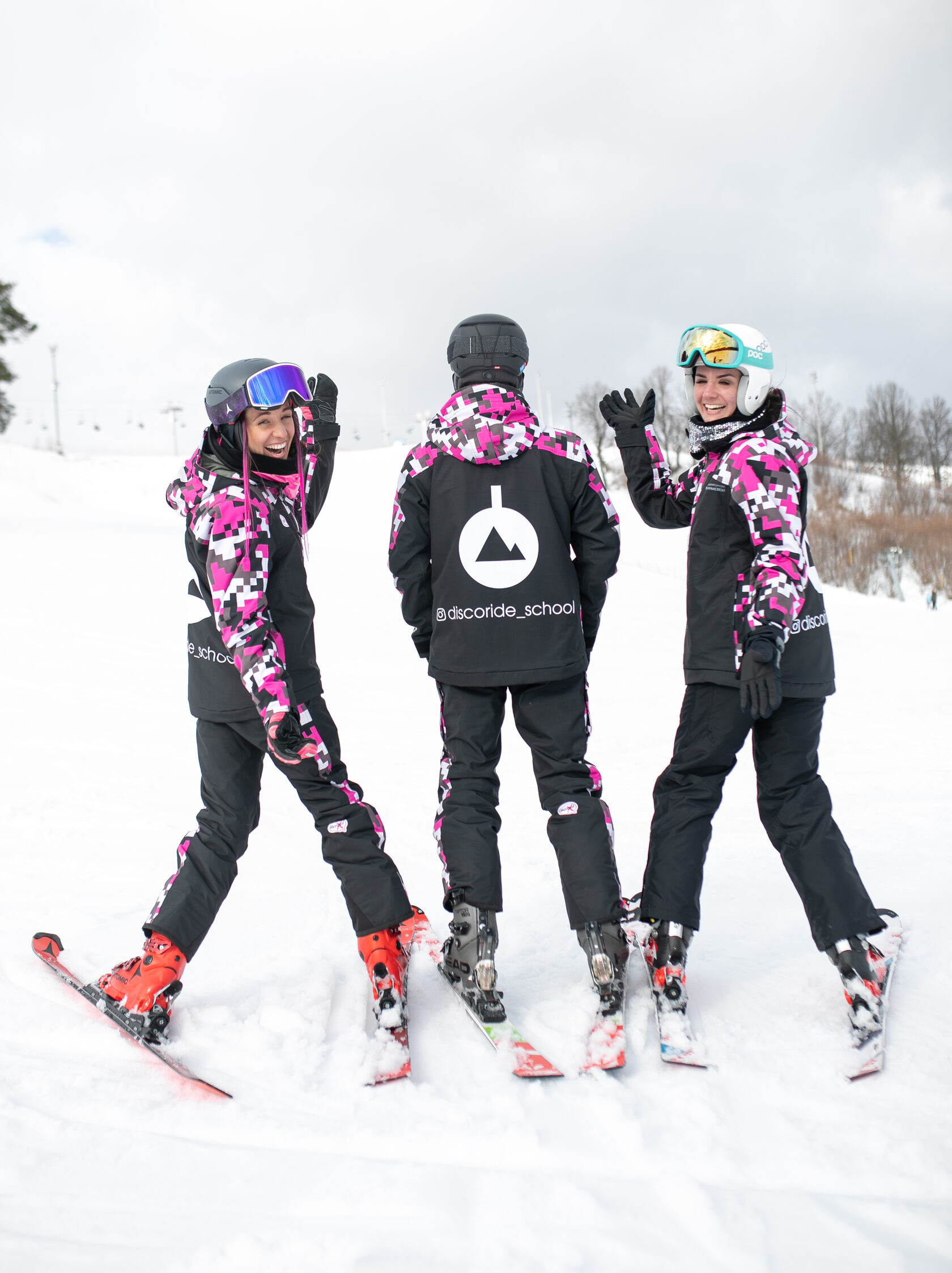 Дружная команда преподавателей инструкторов школы горных лыж Discoride на горнолыжном курорте Сорочаны