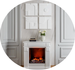 Декоративный камин в белых оттенках с панно 