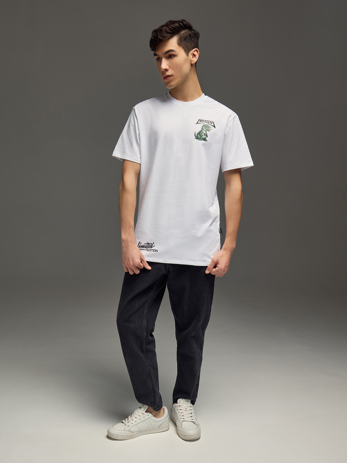 оверсайз футболка на модели циклорама