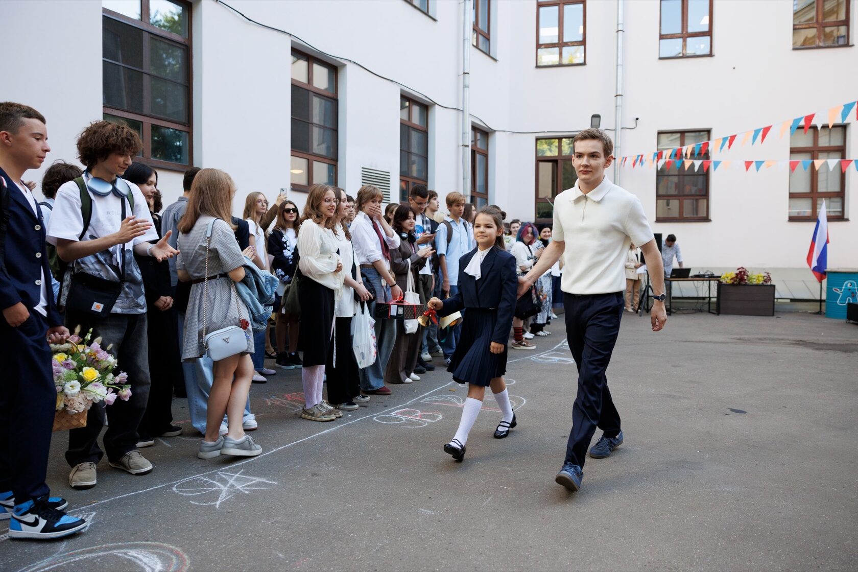 Первоклассница на школьной линейке
