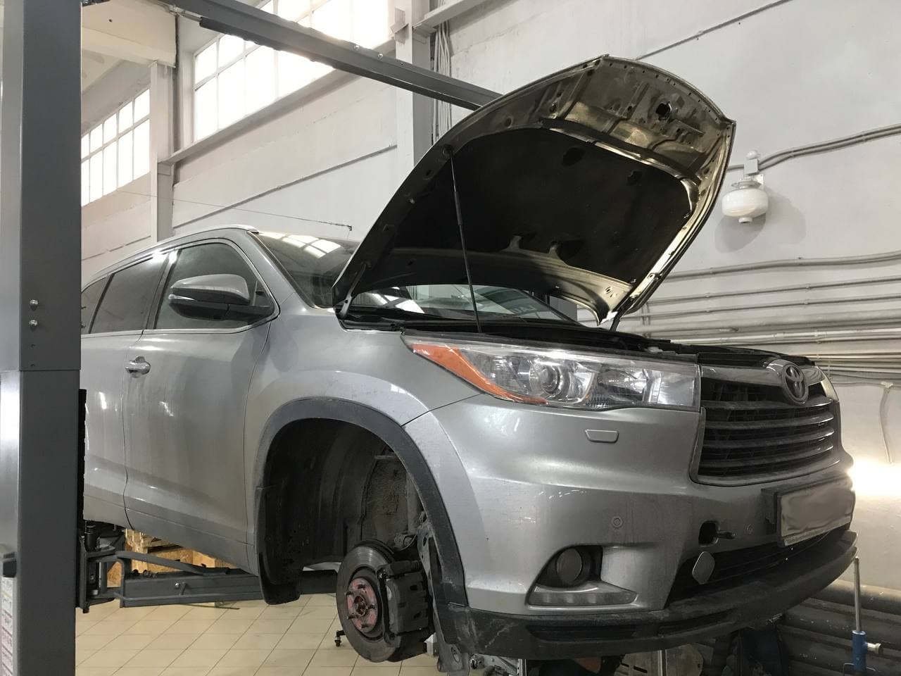 Toyota Highlander на подъёмнике ТРПЛАНТ