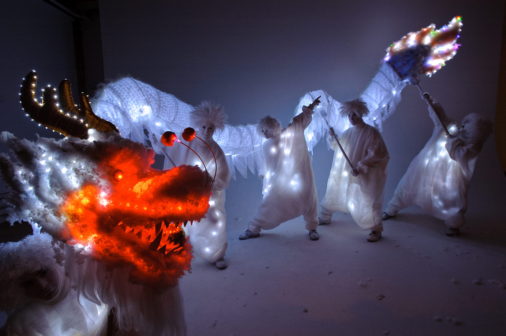 Katy perry game 2015. Шоу летающих пакетов. Шоу летающих. Экстремальный отдых в москве. Flying people воздушное шоу.