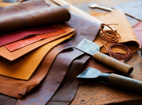 фото парня и девушки на романтическом свидании в публичном месте