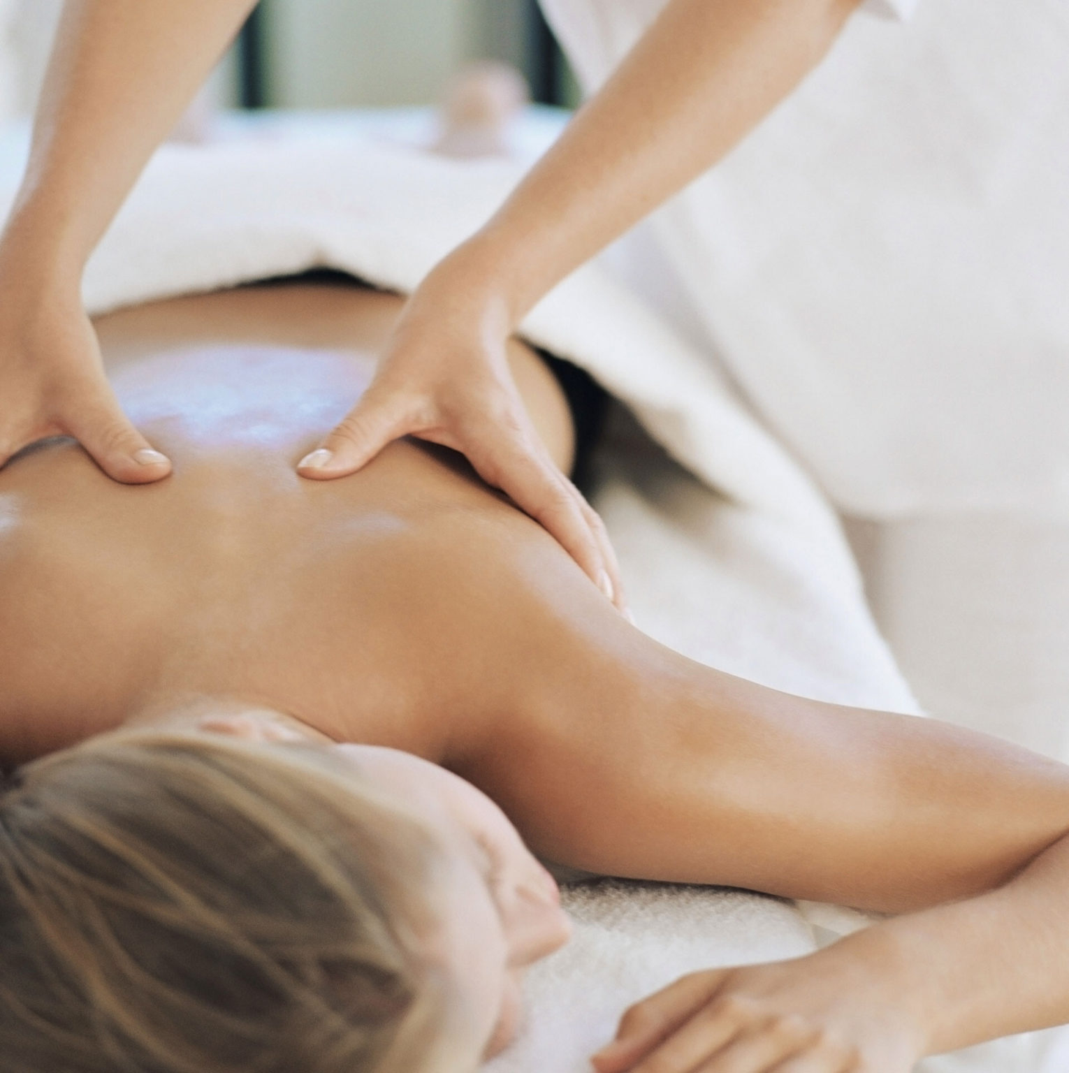 Gets massage. Массаж спины. Классический массаж. Классический лечебный массаж. Массаж Мапины.