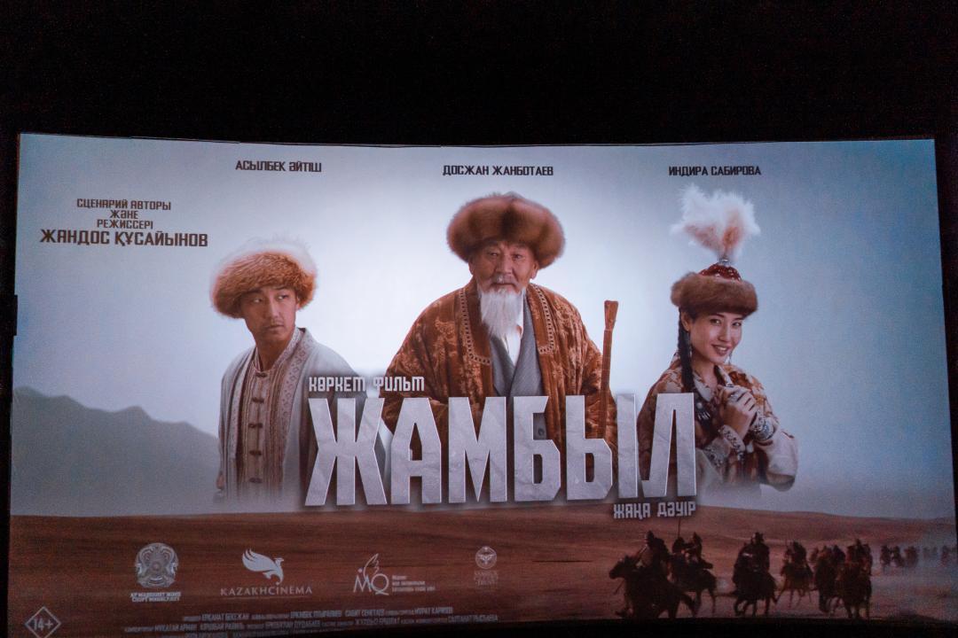 Темекі шегетін әйелді жалаңыз