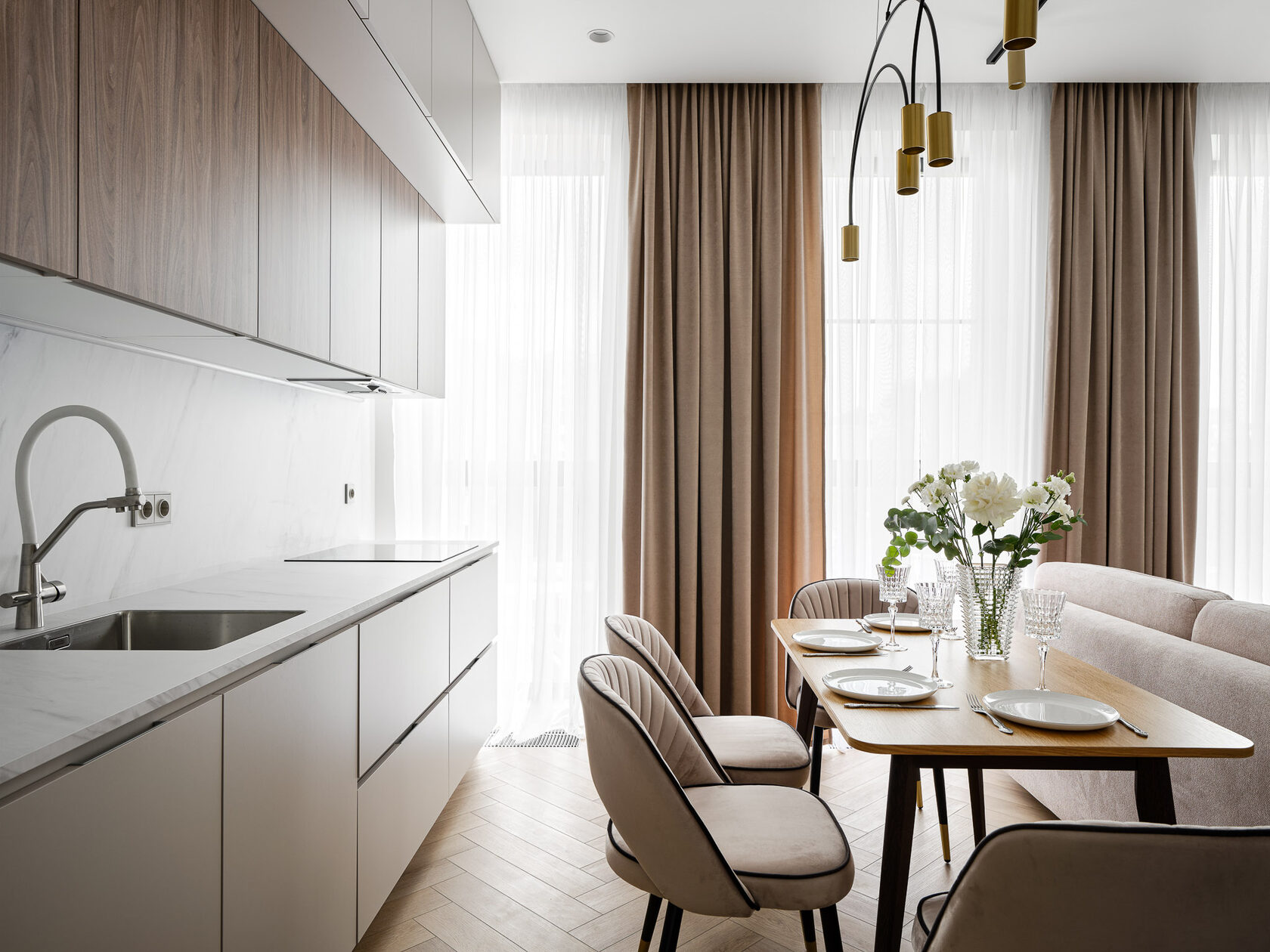 интерьер кухни-столовой в стиле неоклассики