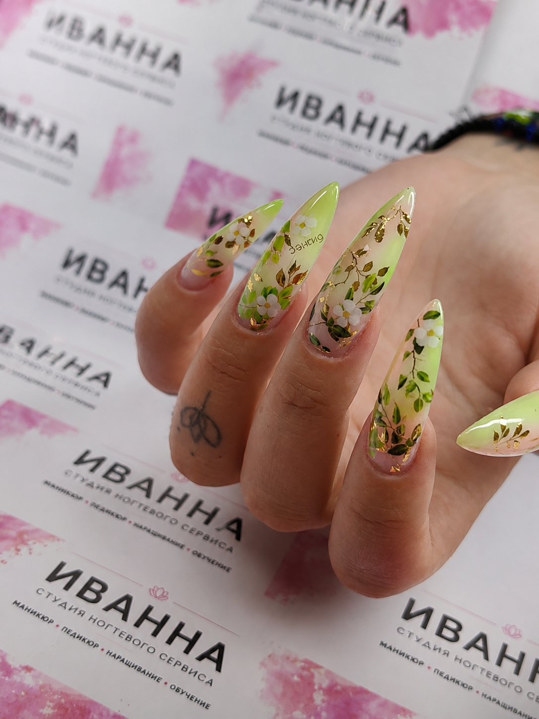 Длинные ногти с зелёным цветочным дизайном