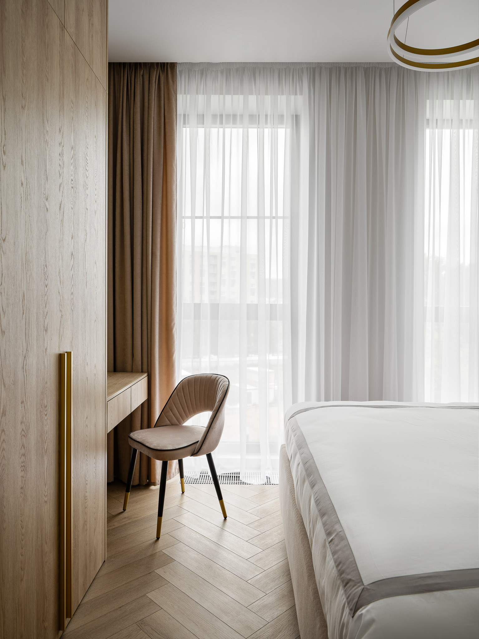 интерьер спальни с рабочим местом в стиле неоклассики 