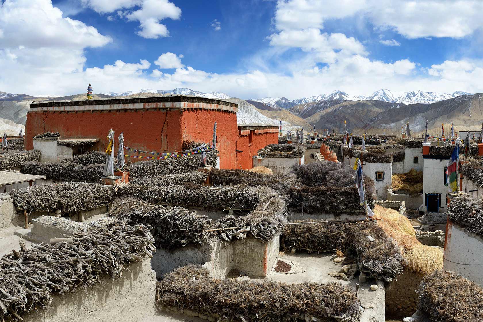 Монастырь Тубчен в Ло-Мантанге, Верхний Мустанг: дукханг и жилые дома внутри крепостной стены на фоне Гималаев