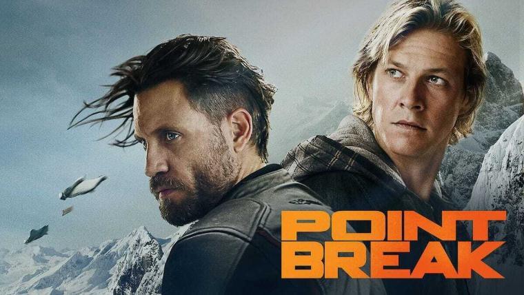 Кадр из фильма «На гребне волны» 2015 года: два героя на фоне гор