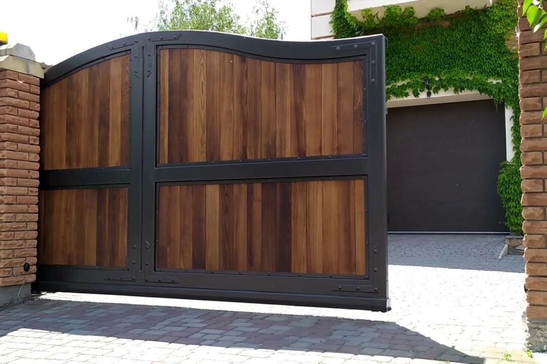 Со gate. Откатные ворота металл с деревом. Откатные ворота с калитк. Откатные ворота с калиткой. Раздвижные ворота с калиткой