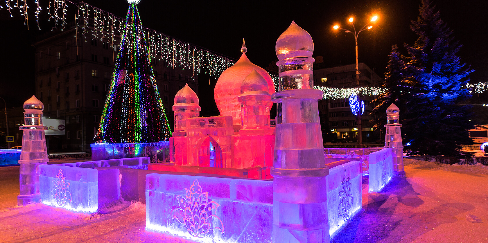 Новогодний городок. Ледовые городки самые красивые. Новогодний ледяной городок. Ледяные фигуры на новый год. Ледяные скульптуры на новый год в Лапландии.