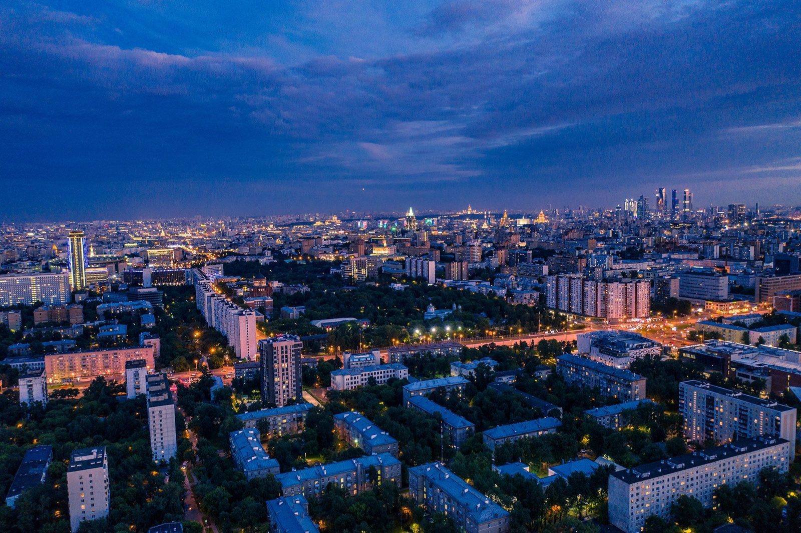 Вечерняя панорама Москвы с высоты ЖК «Мод»