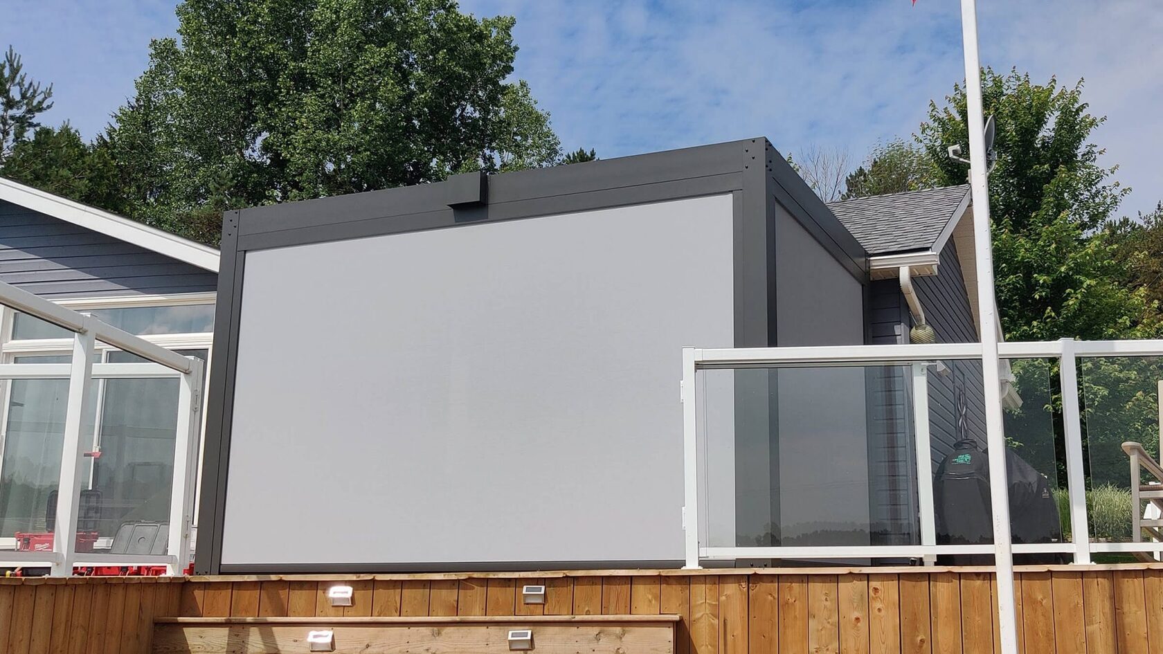 Aluminum pergola with screens for sun and wind control