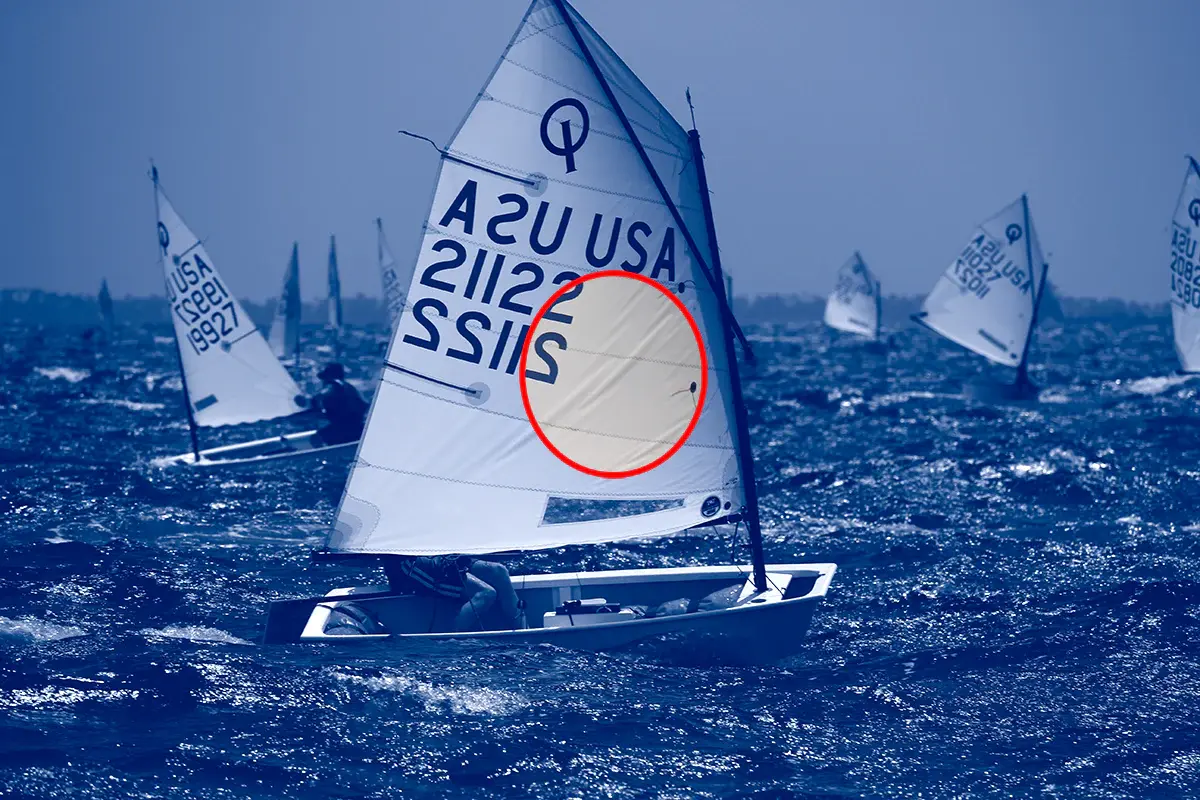 Парус Оптимист с отмеченной зоной изгиба и контроля тяги