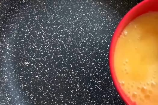 Приготовление омлета конвертиком с начинкой на сковороде: шаг 1