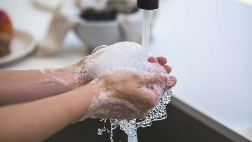 Вымойте руки перед нанесением CBD-крема