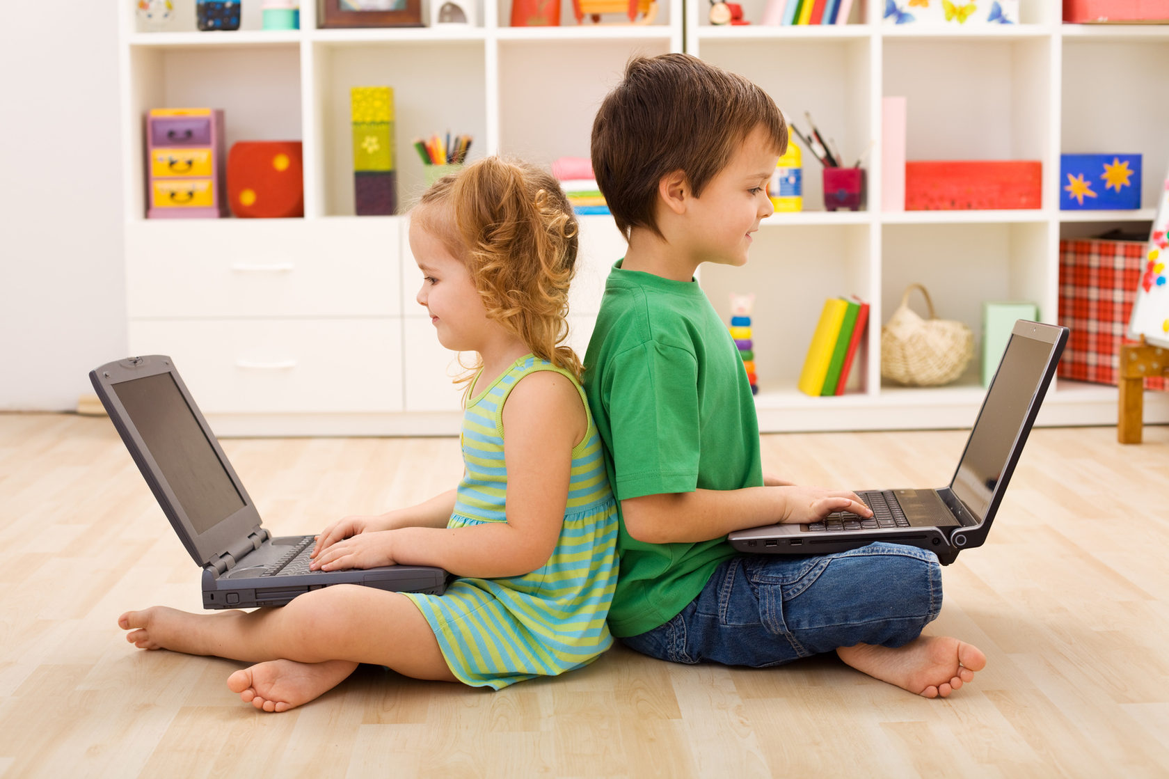 Детский интернет дома. Ребенок за компьютером. Компьютер для детей. Детям об интернете. Школьник с ноутбуком.