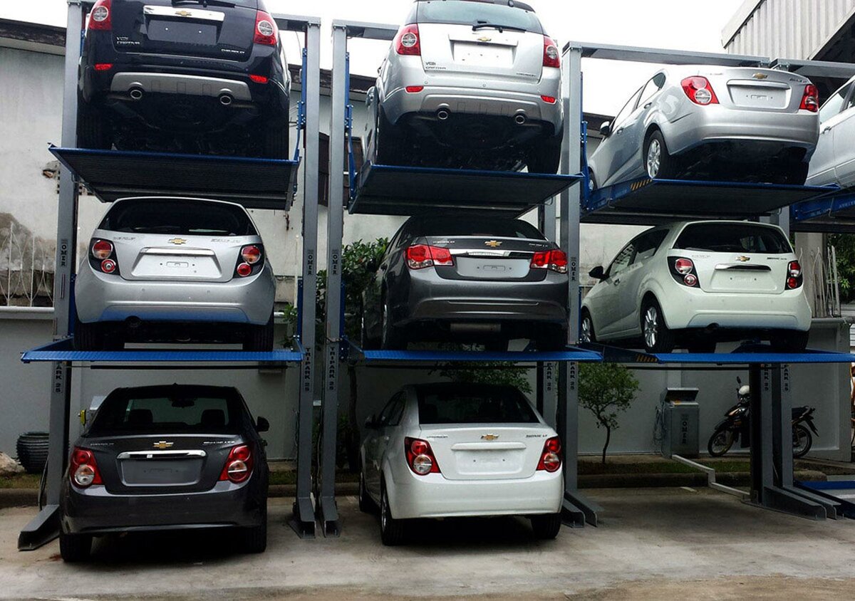 Многоуровневая парковка. Места хранения автотранспорта. Автоматизированная двухуровневая парковочная система. Машина в паркинге. Помещение для хранения автомобиля.