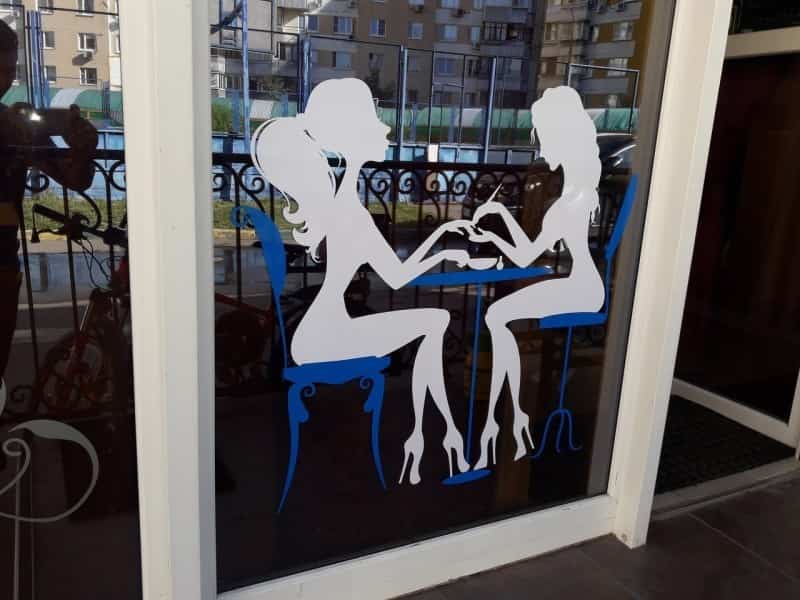 Большие наклейки на витрину