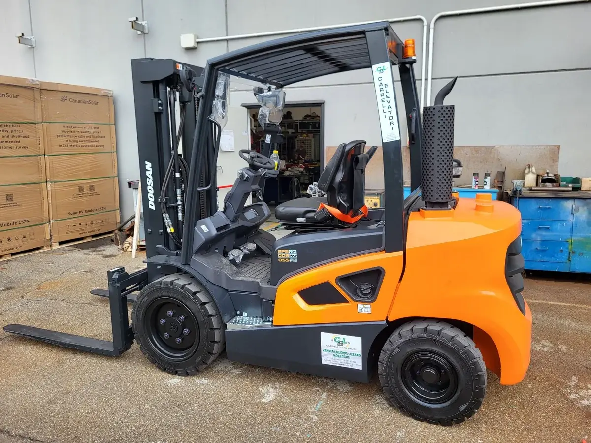 Вилочный погрузчик Doosan D30S-9 для статьи о диагностике тормозной системы