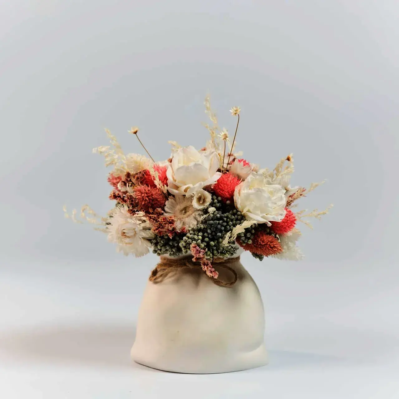 Композиция из сухоцветов в кашпо в интерьере - Herbarium/Studio