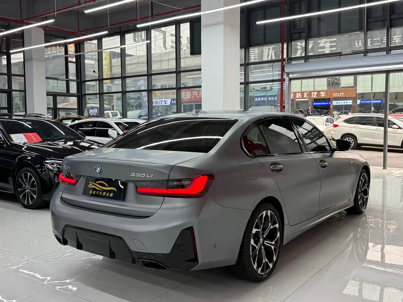 BMW 330Li G28 2025 Exclusive M Sport Night Package — задняя часть серого седана, ракурс в три четверти
