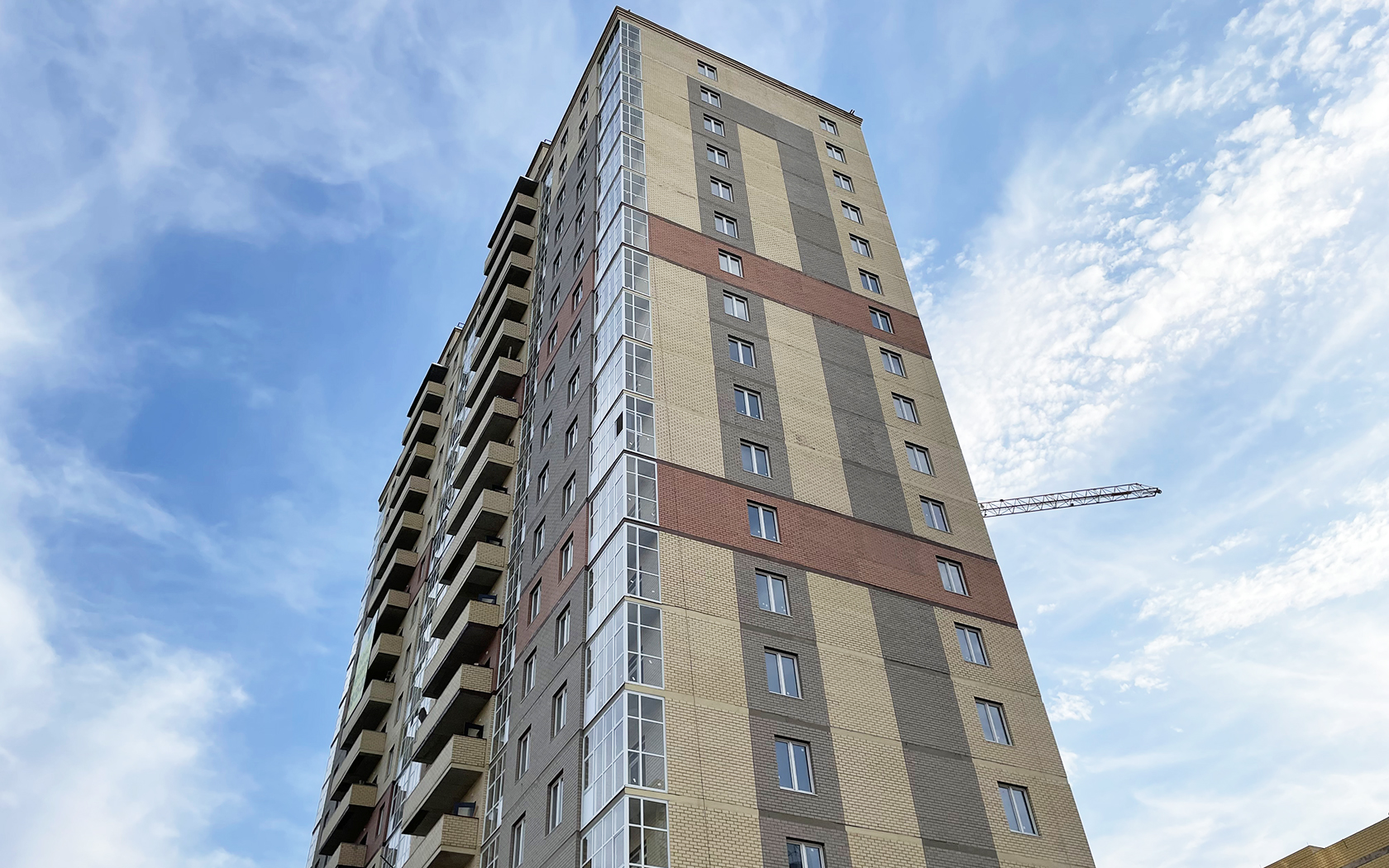 Россия тюмень ул ю-р г эрвье жк набережный квартал. Стройка многоэтажного дома. Град квартал тюмень. Жк квартал тюмень. Набережный квартал тюмень проект.