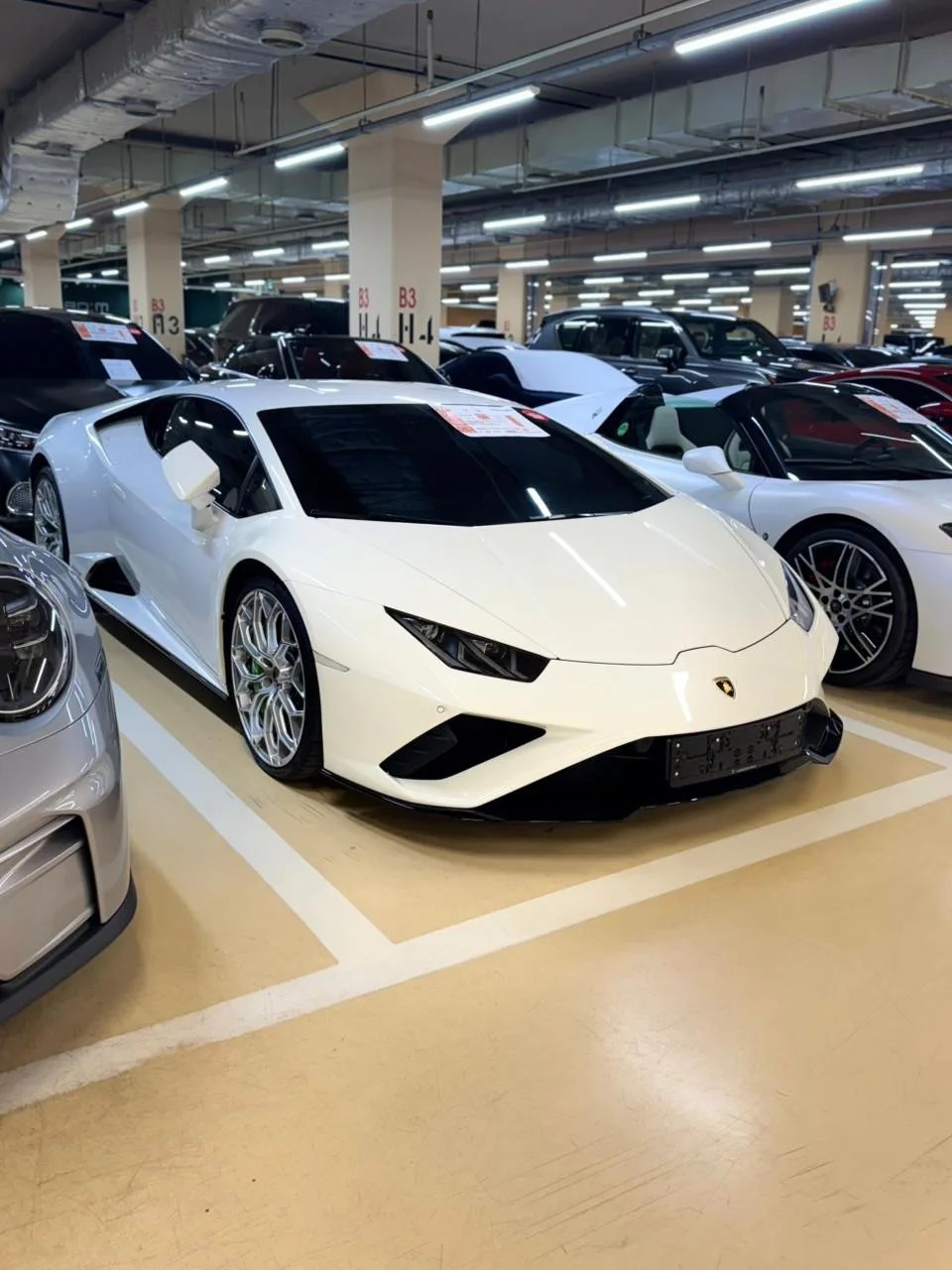 Белый Lamborghini Huracán