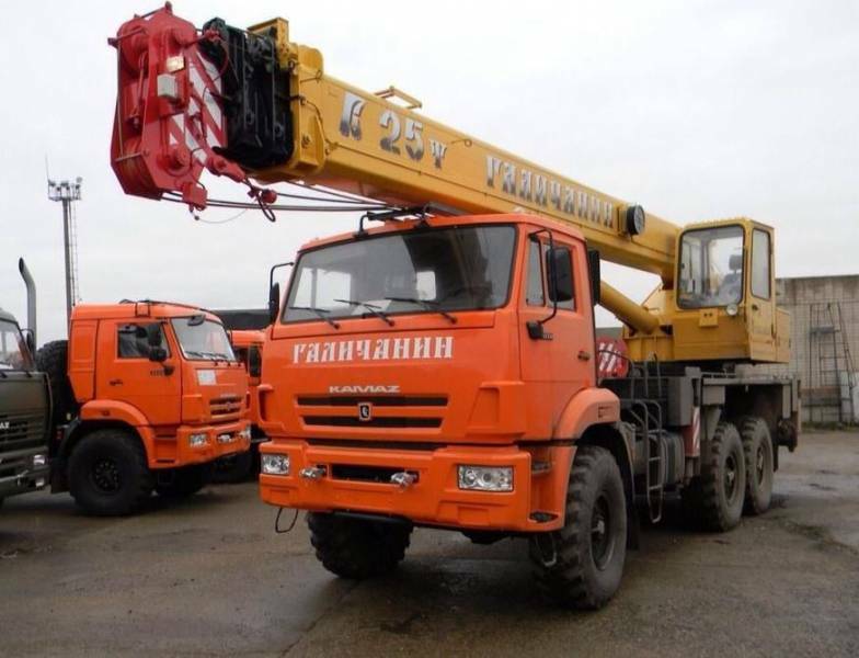 Экскаватор-погрузчик JCB выполняет работы на объекте