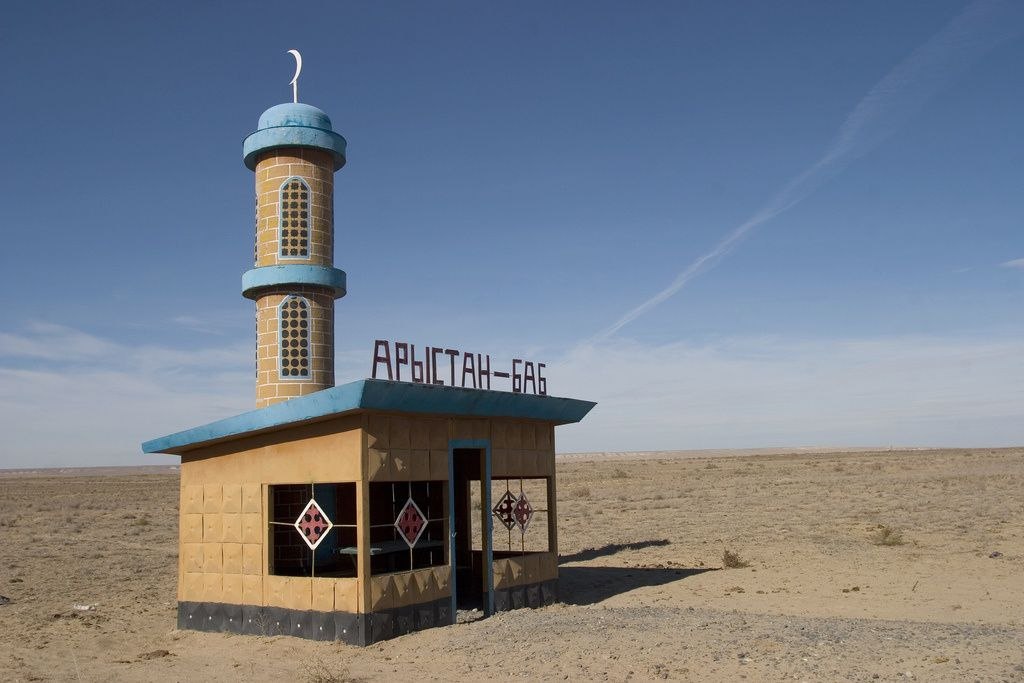 Автобусная остановка в Казахстане, фотограф Кристофер Хервиг