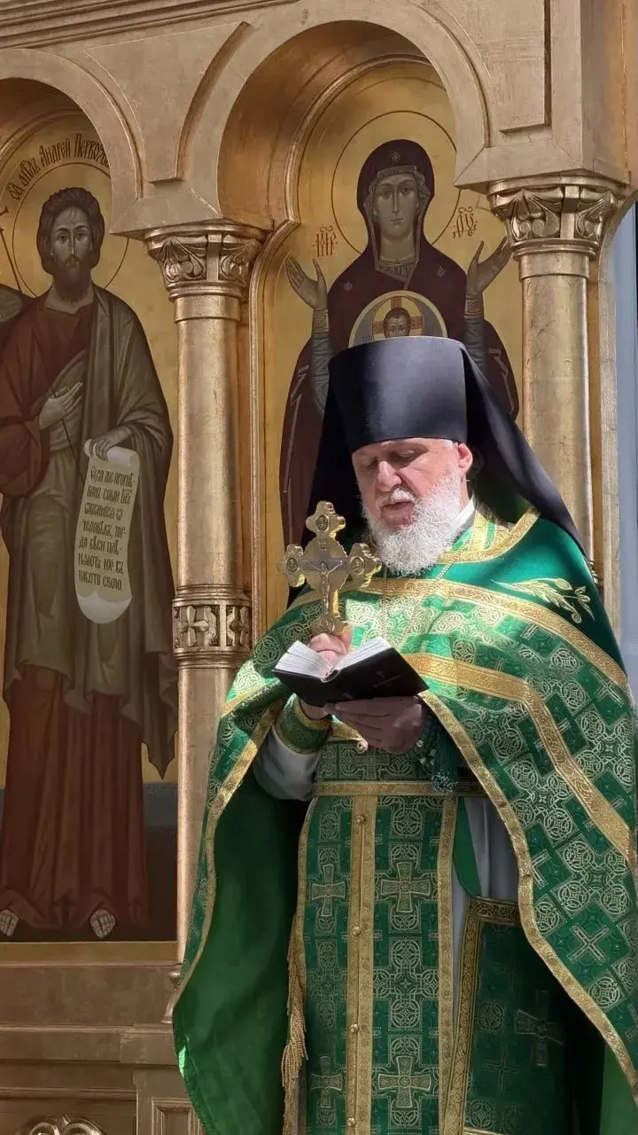 Отец Алексий совершает богослужение в Князе-Владимирском храме Иркутска в зелёных архиерейских облачениях на фоне иконостаса
