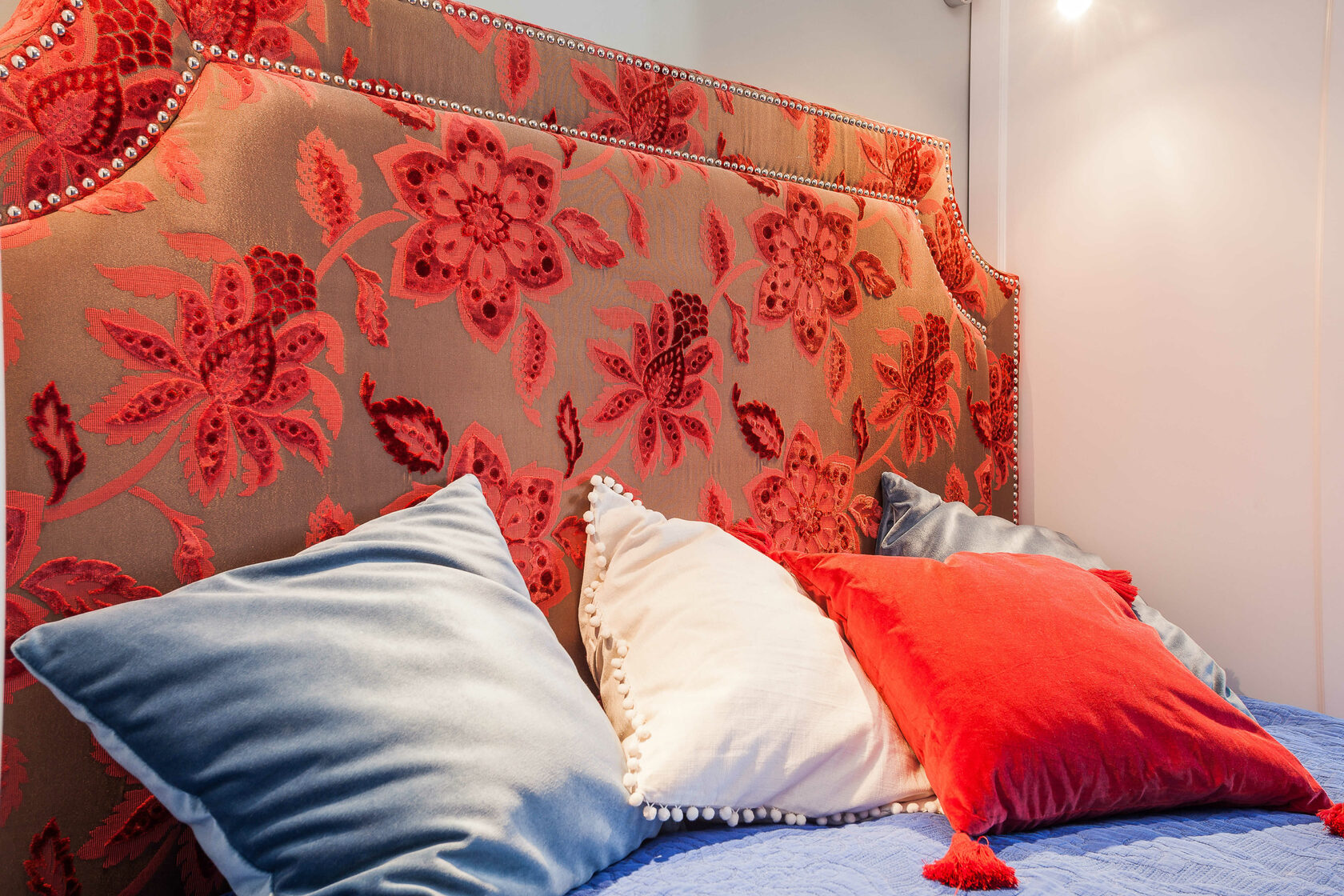 Коломенская набережная - Дизайн интерьера спальня, кровать, подушки