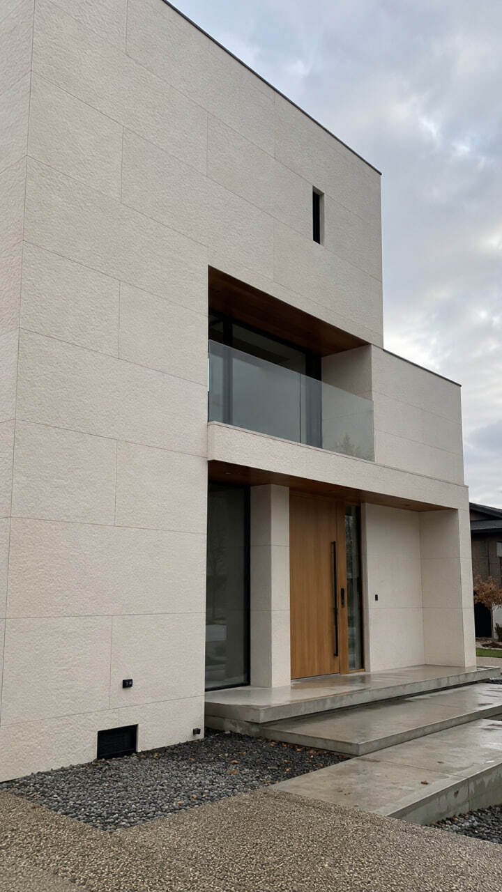 Piatră flexibilă cu textură bej deschis pentru o fațadă calmă și caldă