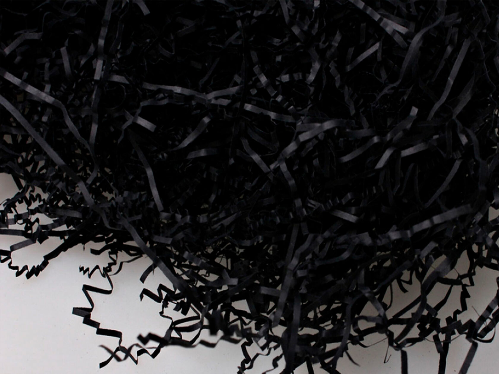 Черный наполнитель для подарков. Черный наполнитель для коробок. Наполнитель бумажный черный 50 гр. Крафт с черным наполнителем. Черный наполнитель для коробок.