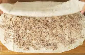 Приготовление рулета из лаваша с рыбными консервами, яйцом, сыром и зеленью: шаг 9