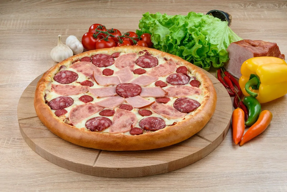 Пицца с колбасой и красным репчатым луком
