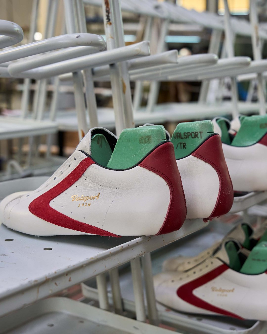 Valsport: tomaie di sneaker in pelle bianca con dettagli rossi e verdi nel laboratorio italiano
