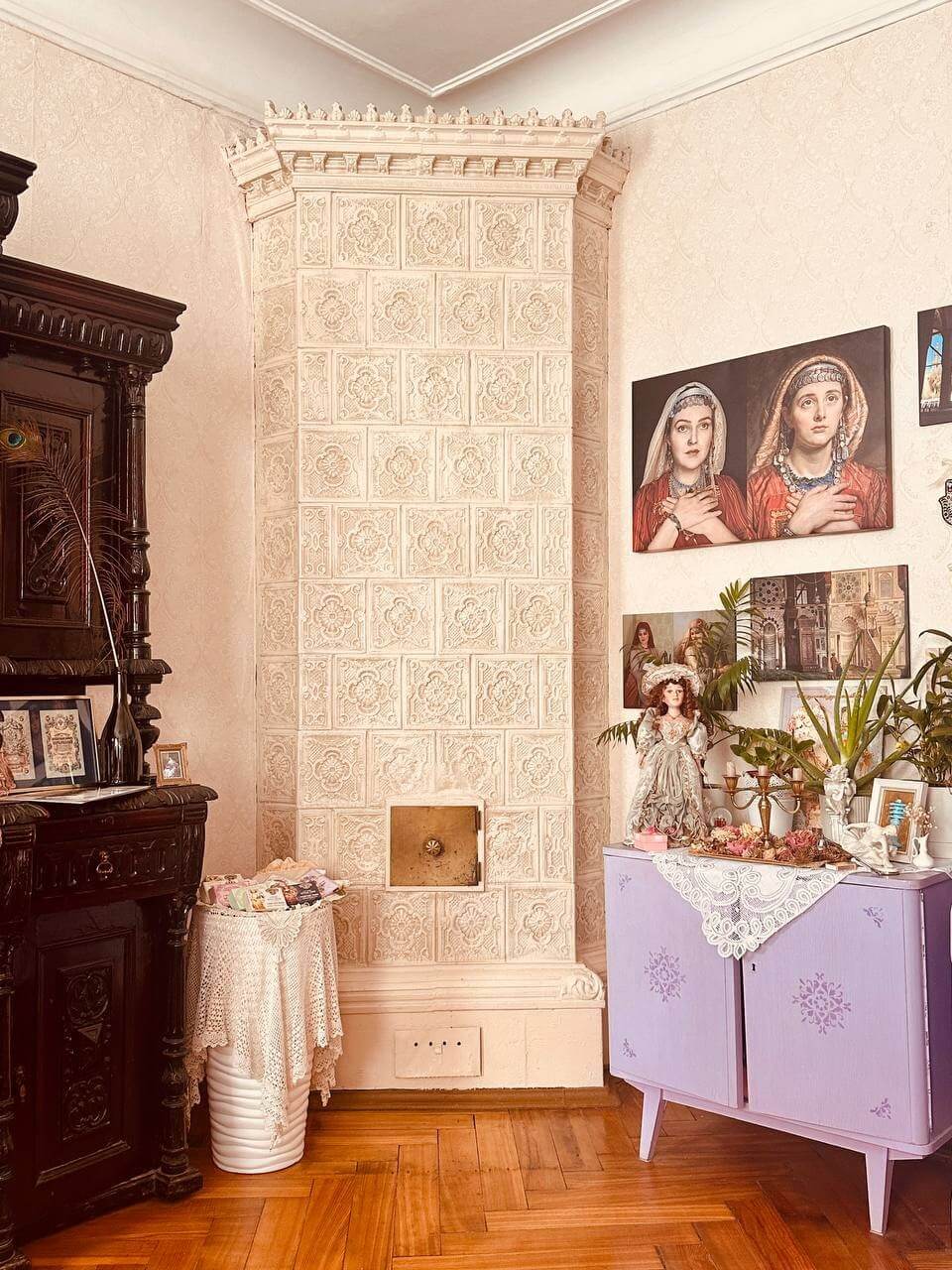 Подлинная изразцовая печь девятнадцатого века в интерьере петербургского доходного дома