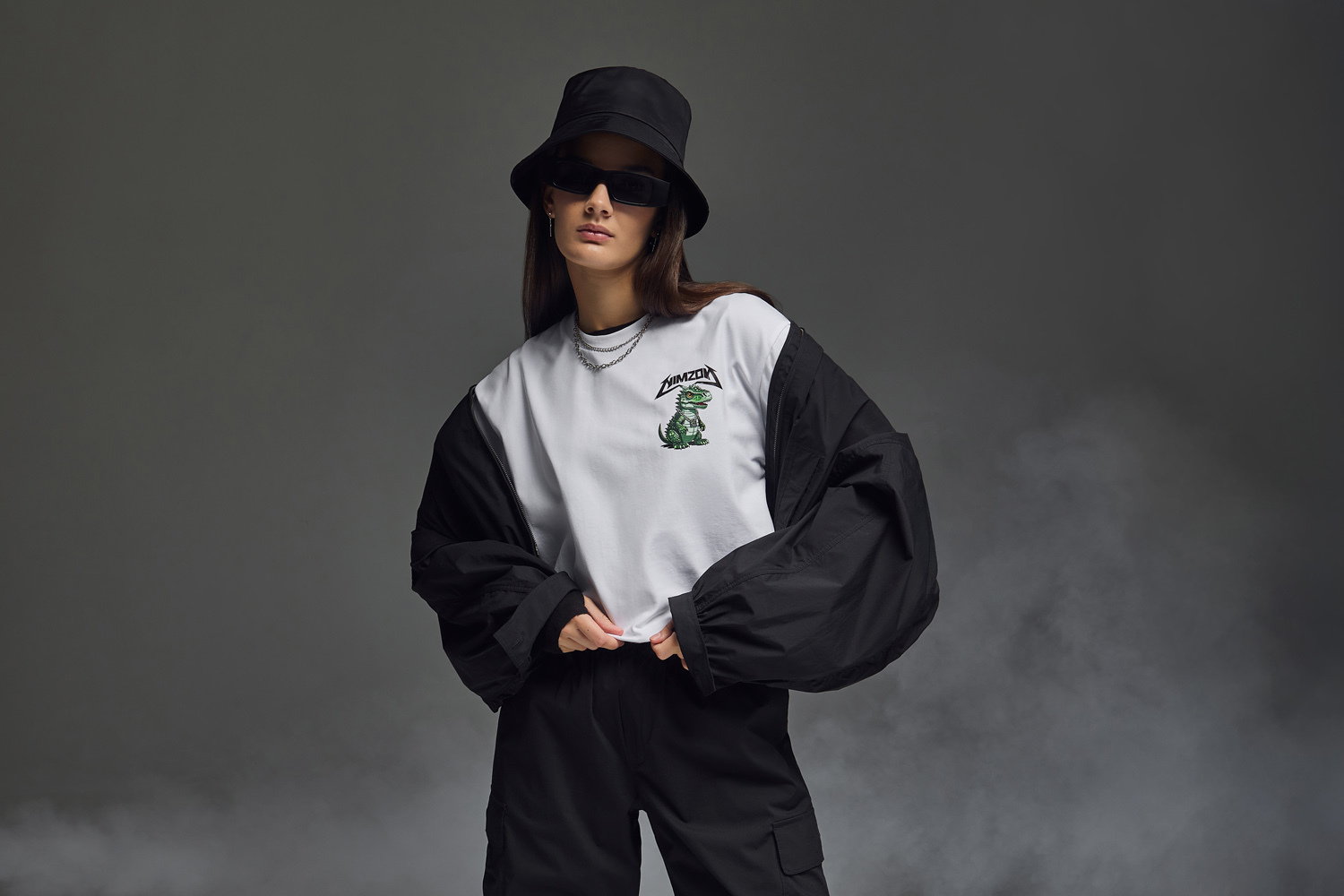 брендированная съемка оверсайз одежды на девушке модели