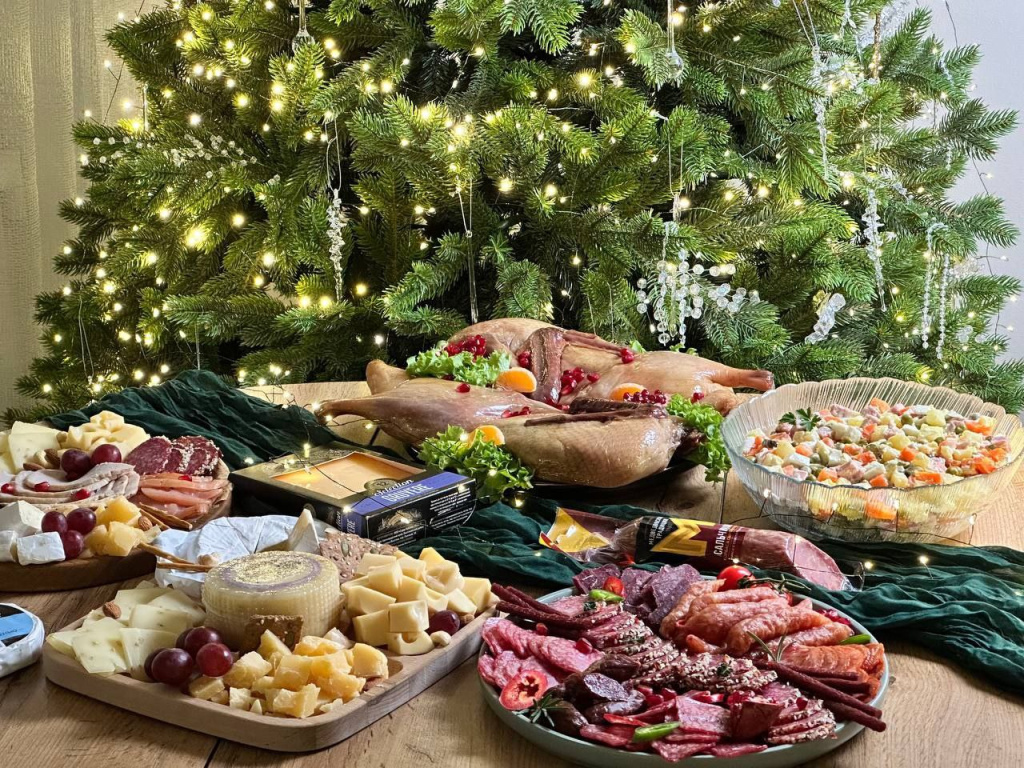Праздничный стол с нарезками и сырной тарелкой