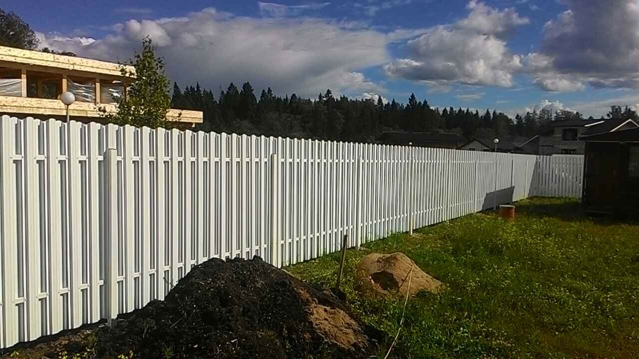 Забор из белого евроштакетника фото