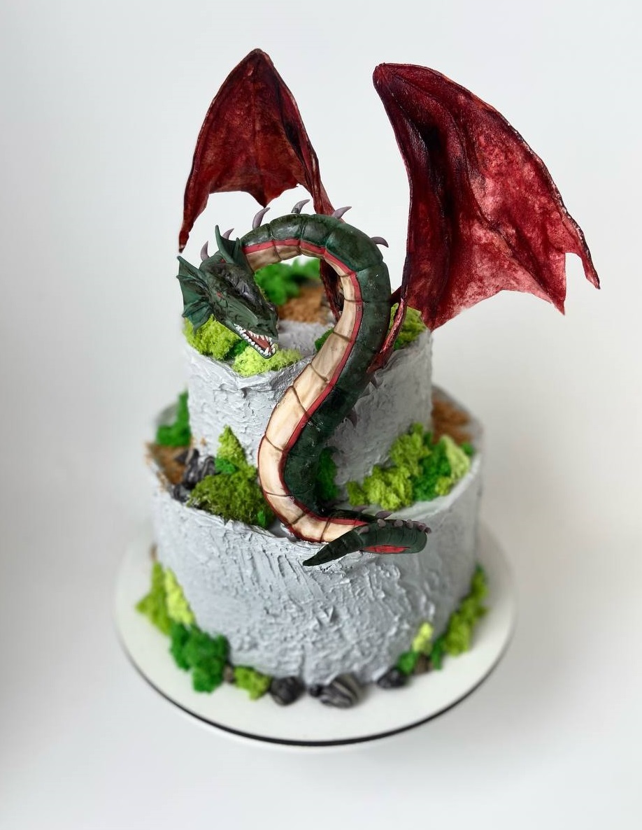 Торт с фигуркой дракона