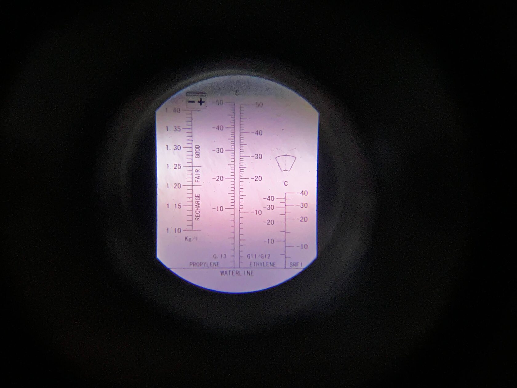 Перед началом работ проверяем рефрактометром состояние антифриза Kia K5