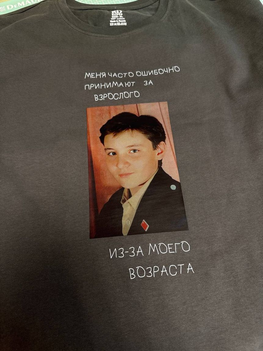 Футболка с детским фото и подписью под ним