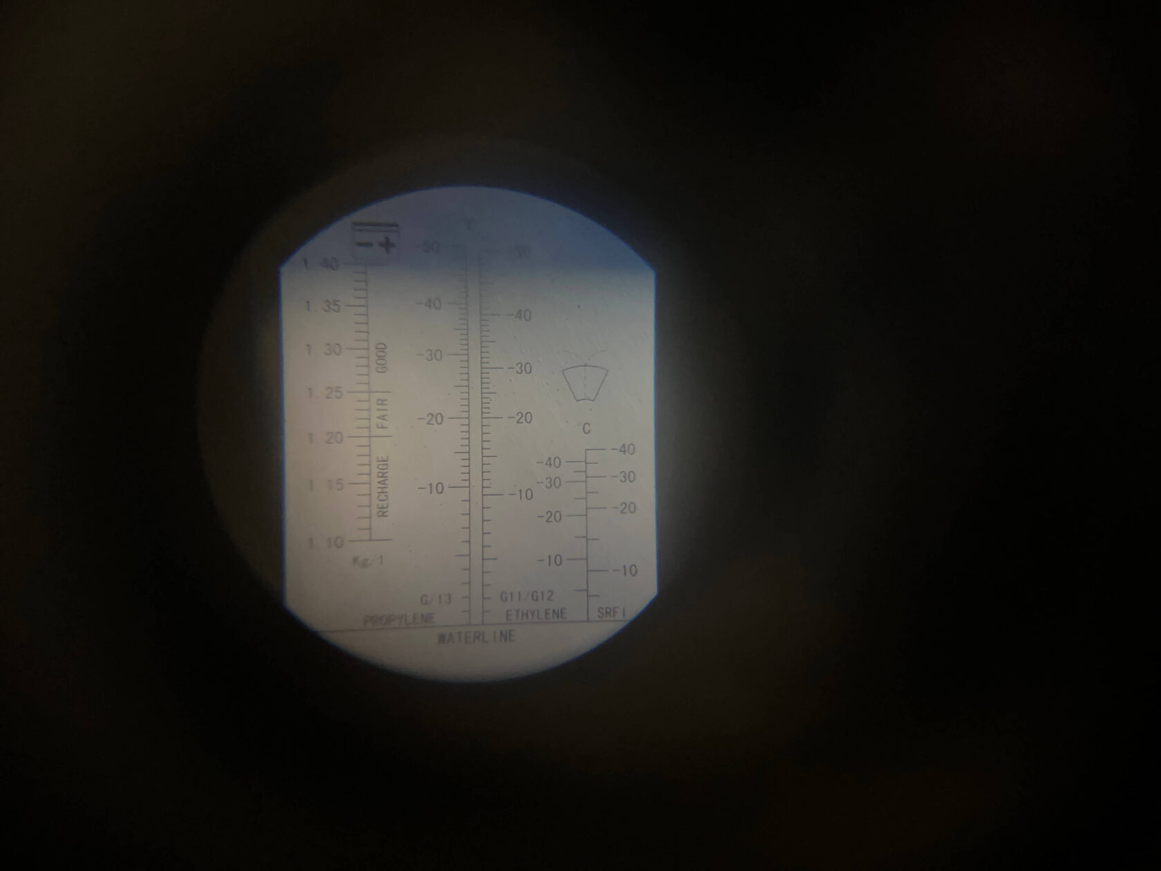 Перед началом работ проверяем рефрактометром состояние антифриза