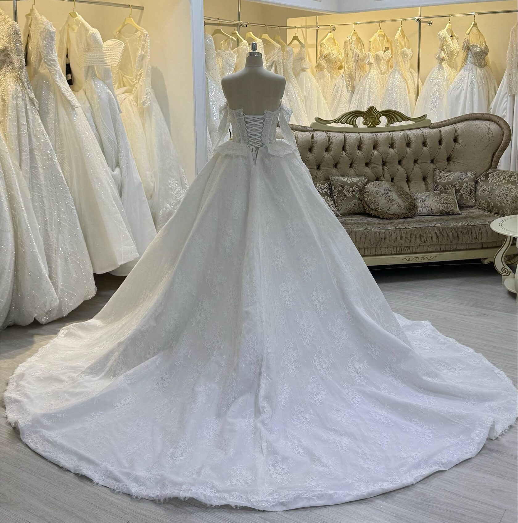 королевское свадебное платье со шлейфом